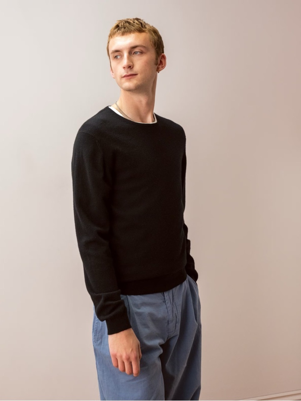 BRORA Men’s Cashmere Round Neck Jumper in Black